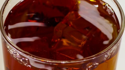 Whiskey aus Glas mit Eiswürfeln auf der Unterseite,