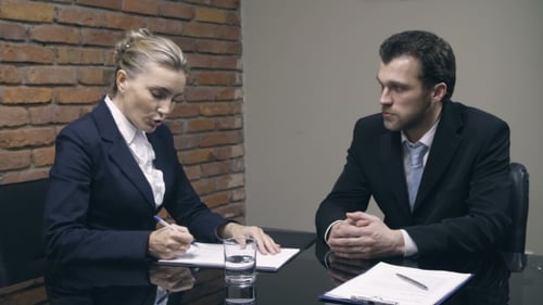 Geschäftsfrau interviewt Kandidaten für eine freie Stelle