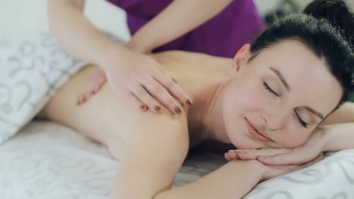 Frau im Spa genießt Massage