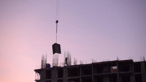 Kranarbeiten auf der Baustelle