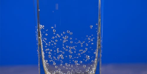Agua con gas en vaso