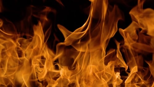 Flammen des Feuers auf Schwarz