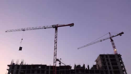 Kranarbeiten auf der Baustelle