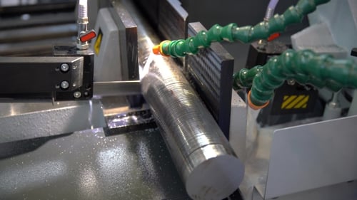 Moderne Maschinensäge. Schneiden von Metallen Moderne Verarbeitungstechnologie.