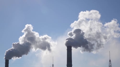 Luftverschmutzung durch industrielle Schornsteine spuckt Wolken in den Himmel
