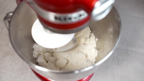 Der Koch macht den Teig für die Herstellung des Kuchens, die Hausbäckerei, das Backen eines Kuchens in der Küche