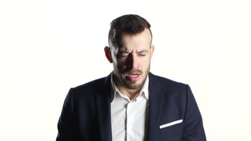 Mann gähnt mit weit geöffnetem Mund. Studio mit weißem Hintergrund