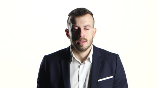 Geschäftsmann gähnt mit weit geöffnetem Mund. Studio mit weißem Hintergrund