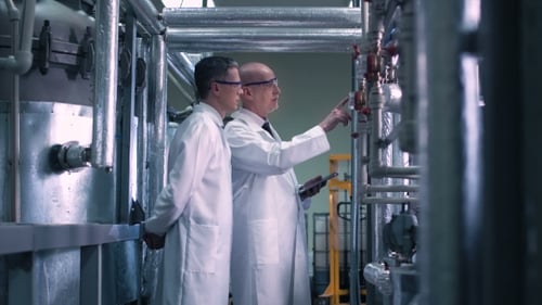 Wissenschaftler sprechen und berühren Ventil