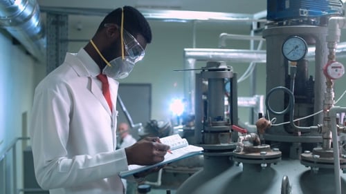 Wissenschaftler im Maskenschreiben im Labor