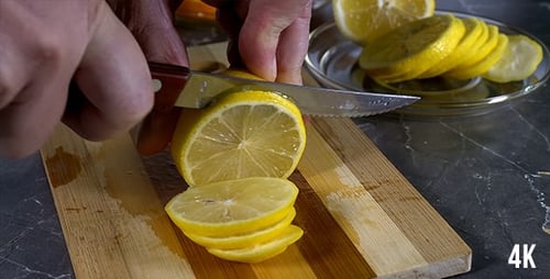 El hombre corta el limón
