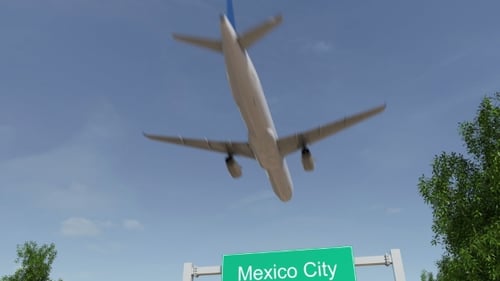 Avión que llega al aeropuerto de la Ciudad de México viajando a México