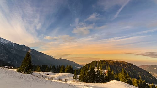 Puesta de sol sobre el paisaje de montañas