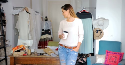 Schneiderei mit einer Tasse Kaffee im Salon