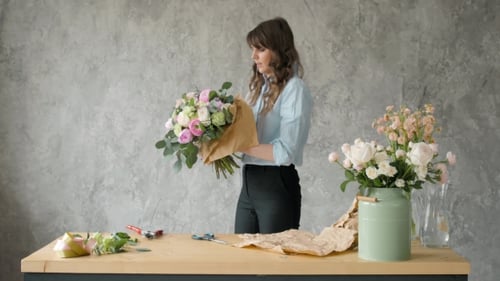 Fleuriste au travail