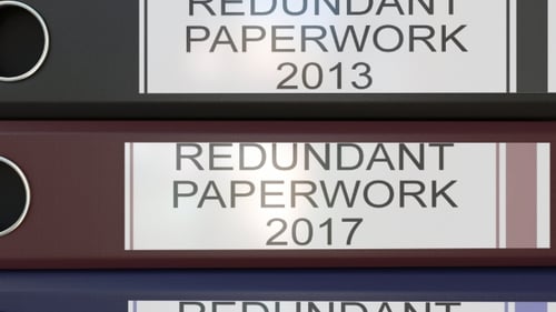 Pile verticale de classeurs de bureau multicolores avec étiquettes de paperasse redondantes différentes années
