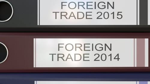 Pile verticale de classeurs de bureau multicolores avec étiquettes de commerce extérieur différentes années