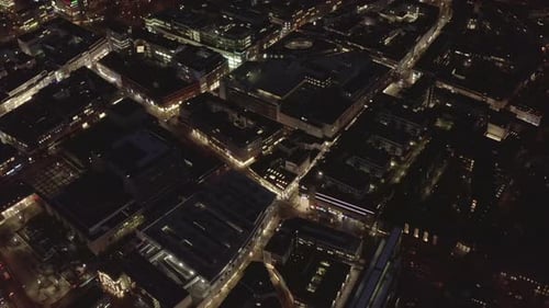 LUFTAUFNAHME: Langsame Aufnahme der Stadt bei Nacht, Köln, Deutschland