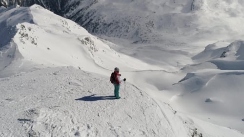 Kamera bewegt sich um die Person auf dem Berggipfel