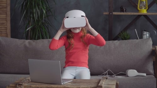 Niña en auriculares VR