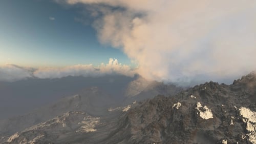 Montañas en la nieve y el cielo azul