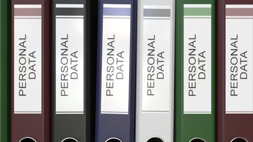 Varias carpetas de Office con etiquetas de texto de datos personales