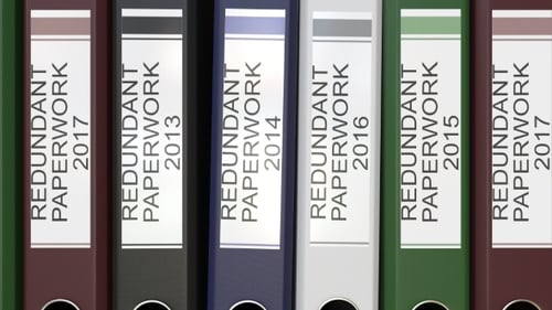 Dossiers de bureau multiples avec étiquettes textuelles redondantes différentes années