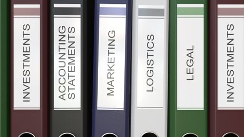 Plusieurs dossiers Office avec étiquettes textuelles des départements de l'entreprise