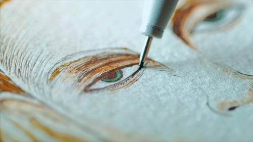 Der Künstler malt ein Porträt eines Mädchens mit einem Liner.