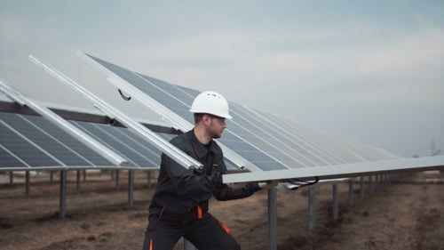 Arbeiter installieren das Photovoltaik-Panel