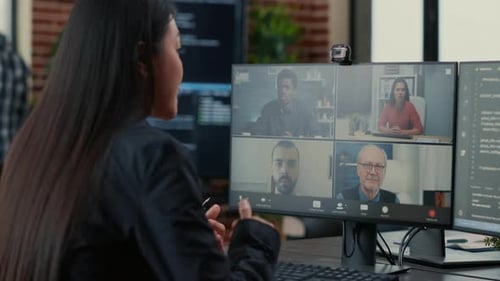 IT-Startup-Mitarbeiter in einer Videoanruf-Konferenz mit dem Kundenteam, das über