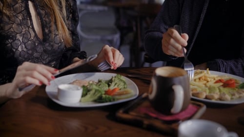 Un couple, un homme et une femme dans un restaurant moderne, déjeunent ou dînent. Un homme et une femme aiment