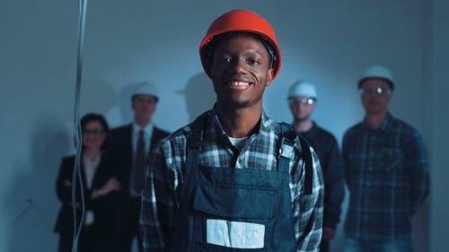 Junger afrikanischer Baumeister auf einer Website