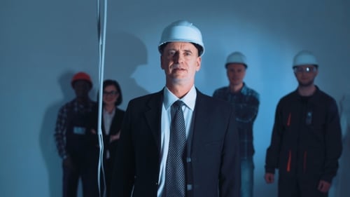 A equipe do empresário oposto ao construtor