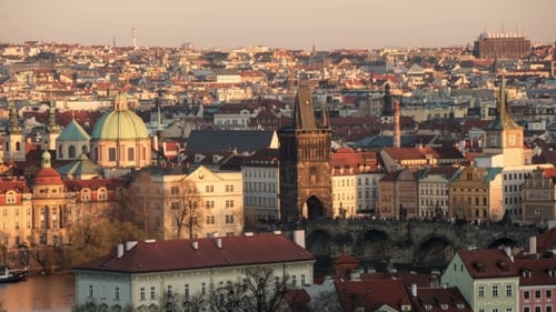 Prag und sein Fluss, aufgenommen als Tag-Nacht-Übergangsaufnahme