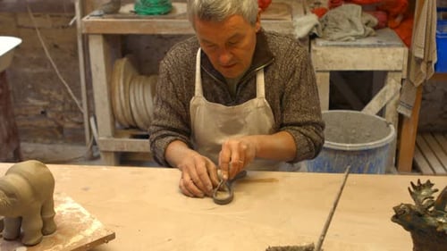Potter travaillant dans une boutique de poterie