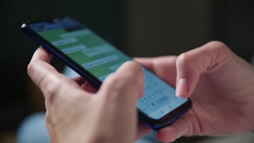 Une femme envoie un message texte pour discuter sur une application pour smartphone