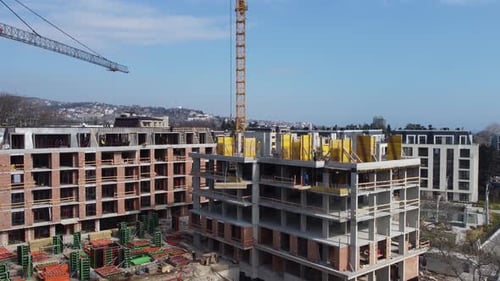 Vista aérea superior del sitio de construcción y el equipo de construcción ocupado