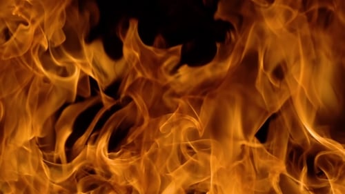 Flammen des Feuers auf schwarzem Hintergrund