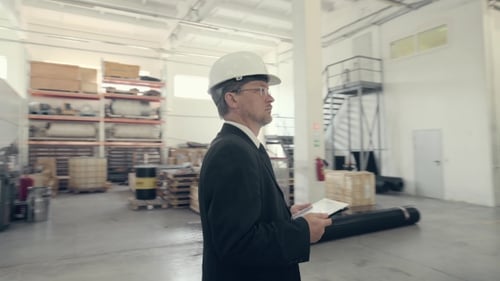 Geschäftsmann nutzt Tablet-PC in der Produktionsstätte