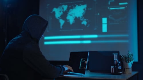 Hacker avec ordinateur portable