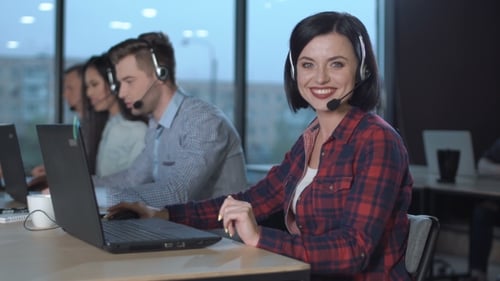 Callcenter-Betreiber bei der Arbeit