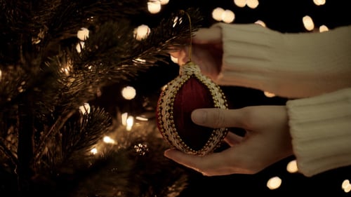 Boule de Noël suspendue avec arbre