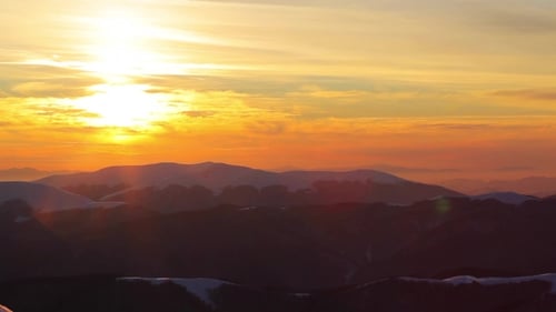 Schneebedeckte Berge und Wolken
