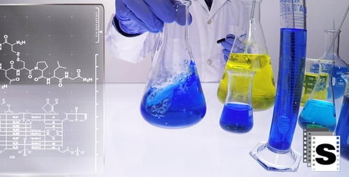 Mélange de liquides dans le laboratoire