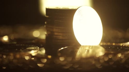 Goldene Bitcoin-Münzen rotieren auf dunklem Hintergrund