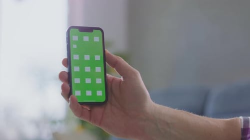 Mann surft Smartphone