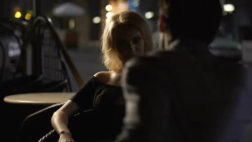 Attraktive Frau sitzt mit Freund im Café, Beziehungsprobleme, Datum