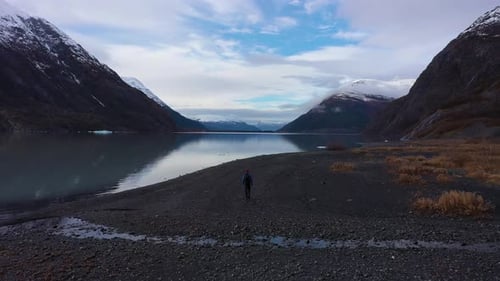 Un homme marche près du lac Portage