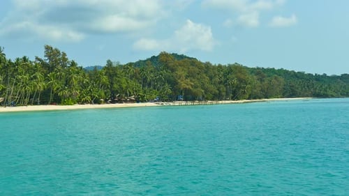 Wunderschöner tropischer Strand, Meer, Meer mit blauem Himmel und weißer Wolke